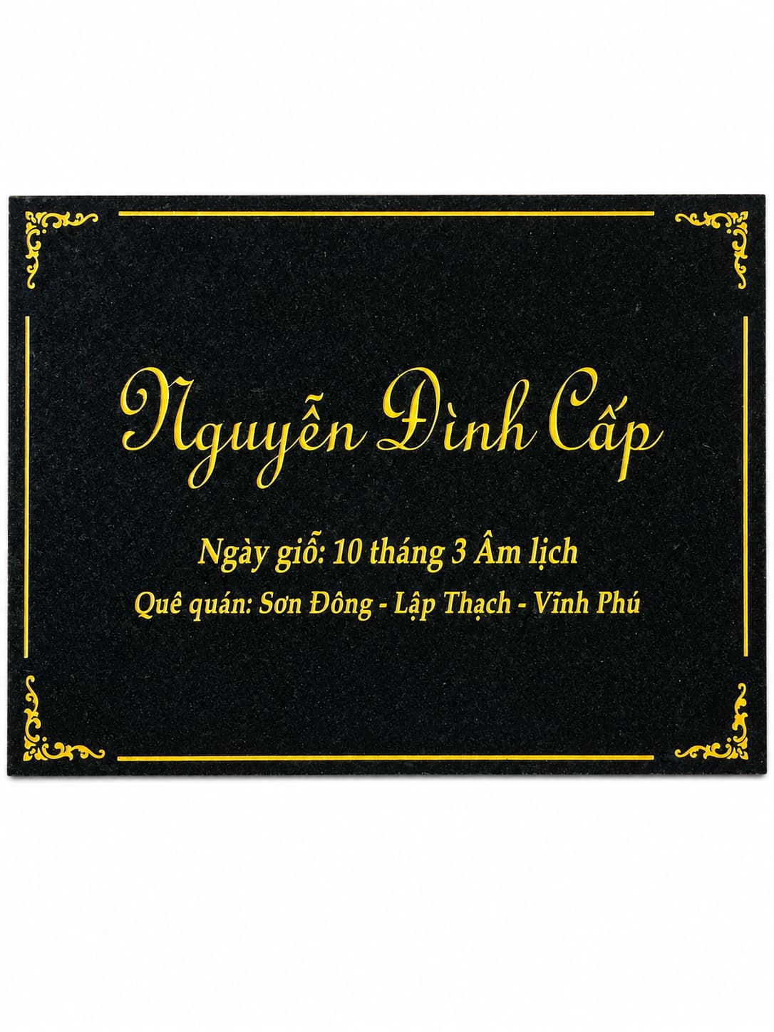 Bia khắc chữ ngang, chữ viết mềm màu vàng — ảnh tham khảo trong bộ mẫu Trần Lưu