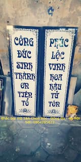 Câu đối chữ Việt, nền sáng và viền xanh — ảnh tham khảo trong bộ mẫu Trần Lưu